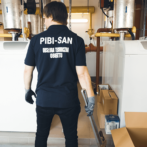 pracownik obsługi technicznej w piwnicy